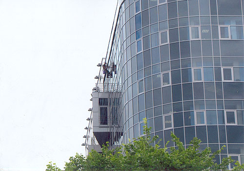 Мытье фасада офисного здания
